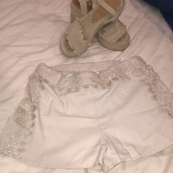 Sweet Journey Cream Shorts size Medium - Picture 3 of 6
